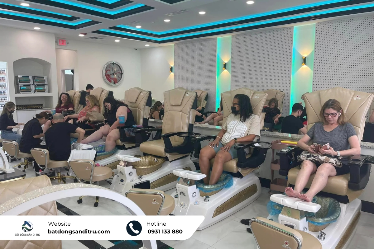 Người Việt có bắt đầu với công việc phổ thông như làm nail 